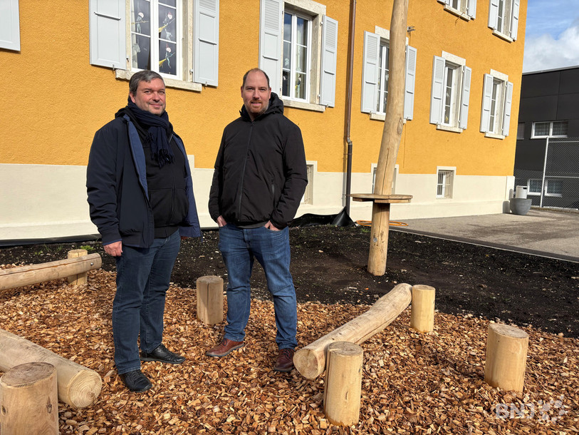 Fabrice Demarle (directeur de secteur à l’école obligatoire) et Ryan Smyth (chargé des aménagements urbains de La Chaux-de-Fonds) dans la cour du collège du Crêt-du-Locle en partie végétalisée.