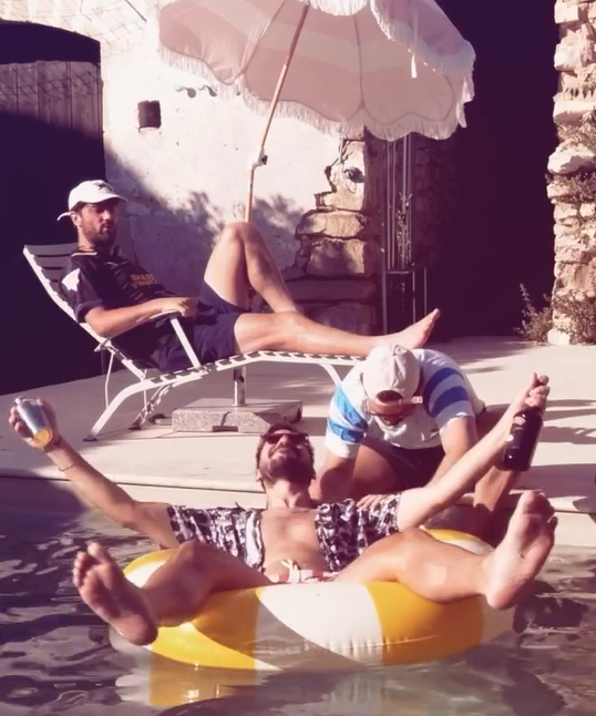 Cinq en résidence créative de plaisance