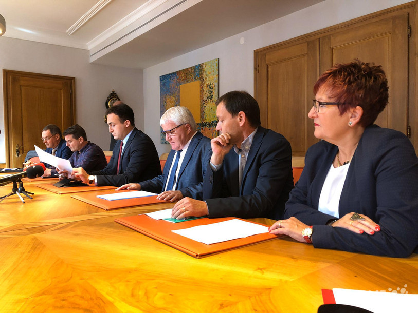 Les six membres autonomistes du Conseil municipal ont présenté le point du vue de l'exécutif devant la presse, les trois membres anti-séparatistes étaient en revanche absents.
