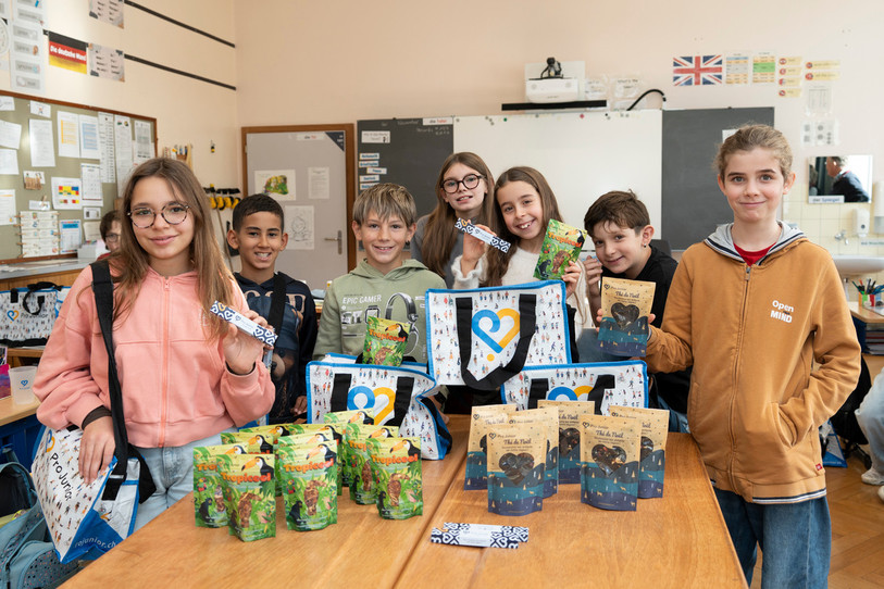 Les élèves de Fleurier avec les produits de la vente : le thé de Noël, le Tropicool et le stylo. (Photo : Pro Junior Arc jurassien – Kalai Ramu.)