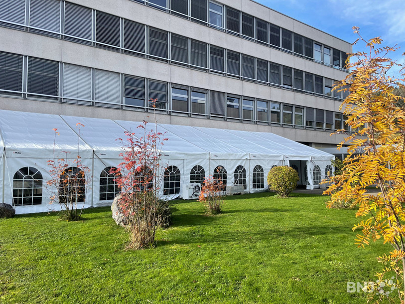 Une tente de fête a fait son apparition devant le lycée Blaise-Cendrars, à La Chaux-de-Fonds.