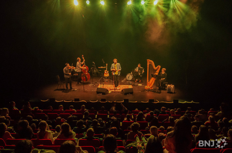 Le chanteur Gaëtan sur la scène du Théâtre du Jura à Delémont. 