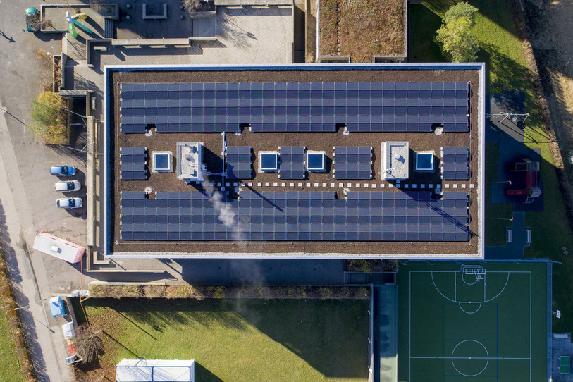 Des panneaux photovoltaïques ont été posés sur plusieurs bâtiments delémontains (ici le Gros-Seuc) en ouvrant le financement aux citoyens (photo : Services industriels de Delémont).