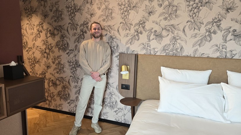 Mathieu Mouginot dans la chambre décorée façon vergers d'Ajoie.