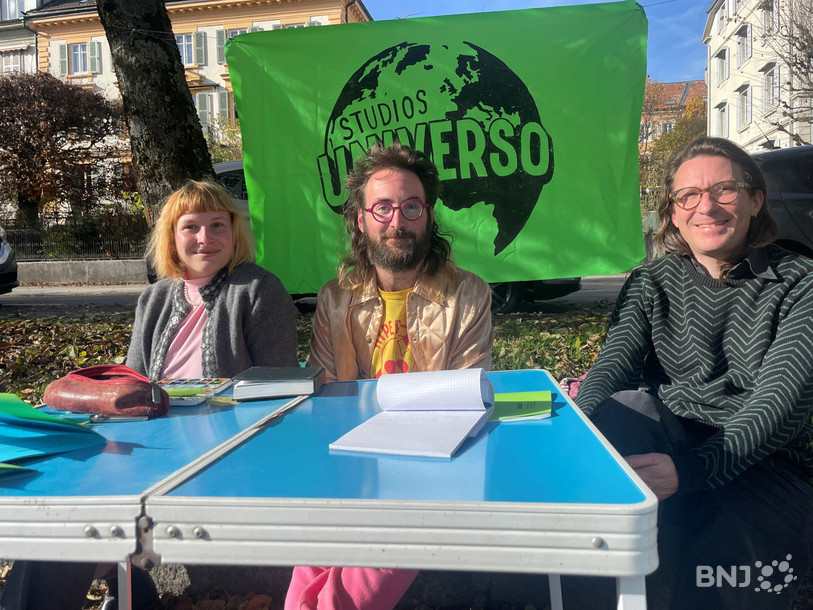 « Universo Studios », représentés par Sophie Schmid, Mathias Antonietti et David Eichenberger, dans le parc de l'Ouest, à La Chaux-de-Fonds.