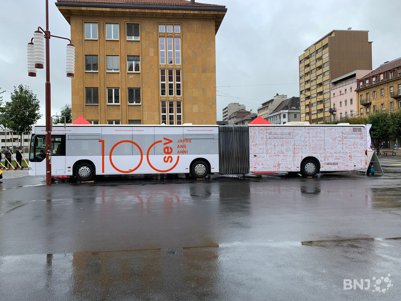 Un bus-exposition a été aménagé pour l'occasion et fait des haltes dans plusieurs villes de Suisse.