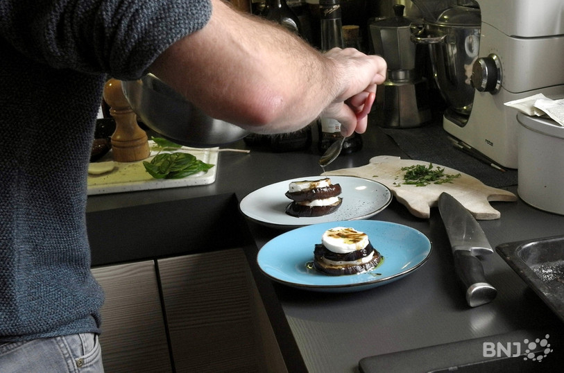 Une belle présentation avec aubergines, mozzarella et quelques herbes du jardin.