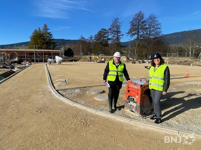 Stéphane Bianchini et Josiane Chiffelle sur le chantier de la future zone sportive et de détente de Lignières. 