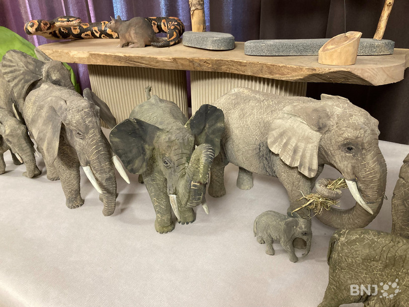 Ruedi Hulliger sculpte une multitude d'animaux dans du bois de tilleul. 