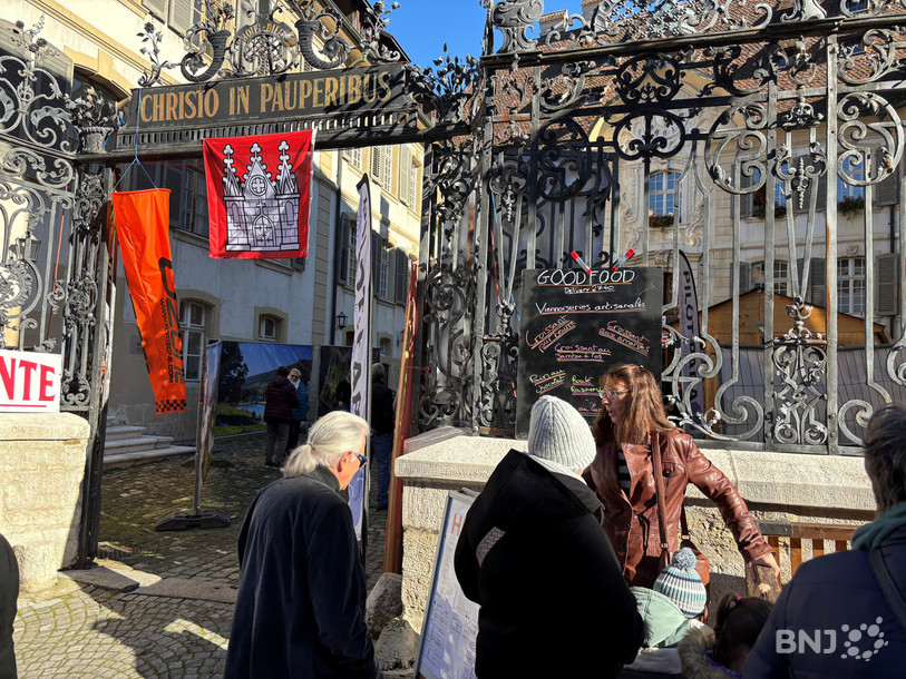 Plusieurs stands sont installés dans la cour de l'Hôtel-Dieu.