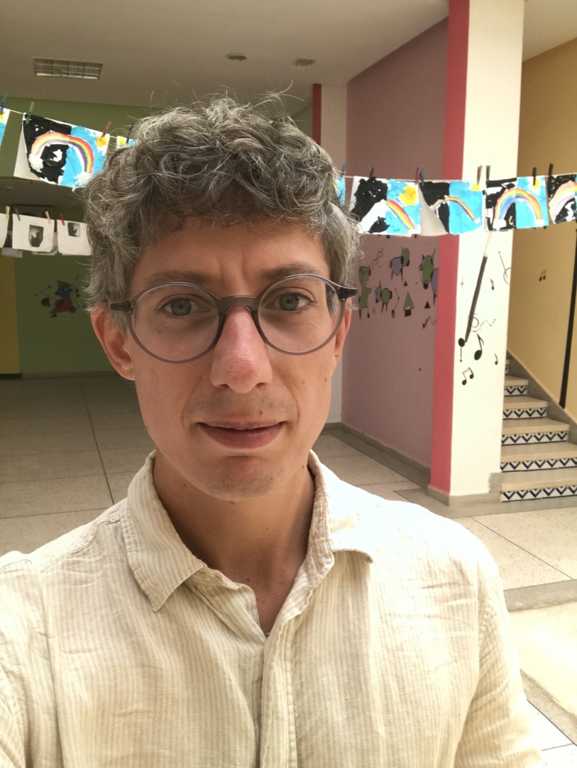 Nicolas Joray dans les couloirs du Lycée Odette du Puigaudeau de Dakhla au Maroc