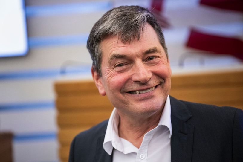 Jean-Paul Lachat est ému après sa remontada lors de l'élection au Gouvernement. (Photo : KEYSTONE/Alessandro della Valle)