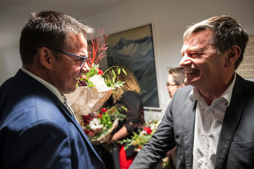 Le ministre sortant Stéphane Theurillat et son colistier Jean-Paul Lachat se félicitent de leur élection. (Photo : KEYSTONE/Alessandro della Valle)