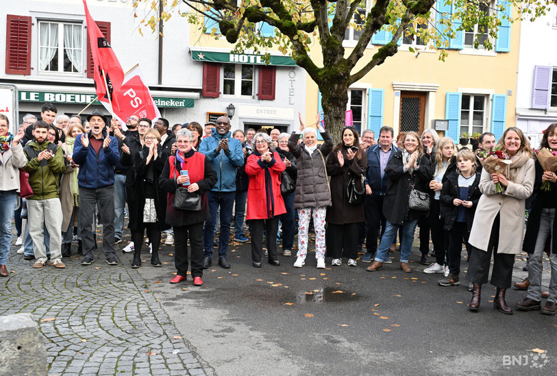 Des dizaines de sympathisants du PSJ attendaient les trois candidats élus ce dimanche à Delémont. (Photo : Georges Henz).
