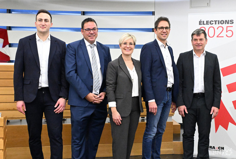 Le nouveau Gouvernement composé de (gauche à droite) : Valentin Zuber (PS), Stéphane Theurillat (Le Centre), Rosalie Beuret Siess et Raphaël Ciocchi (PS), Jean-Paul Lachat (Le Centre).