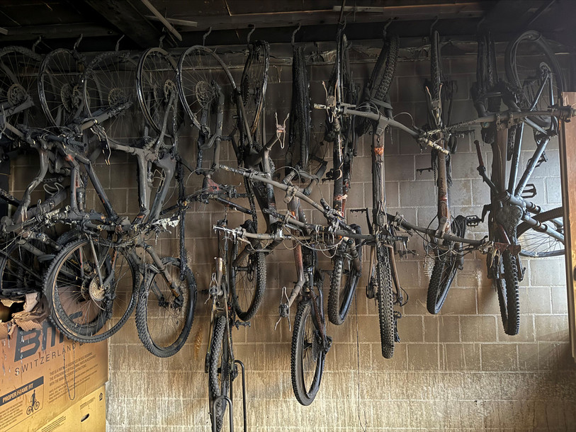 Tous les vélos que Cycles Prof avait stockés dans l'ancienne poste de St-Blaise sont bons pour la déchetterie. (Photo : Nicolas Lüthi)