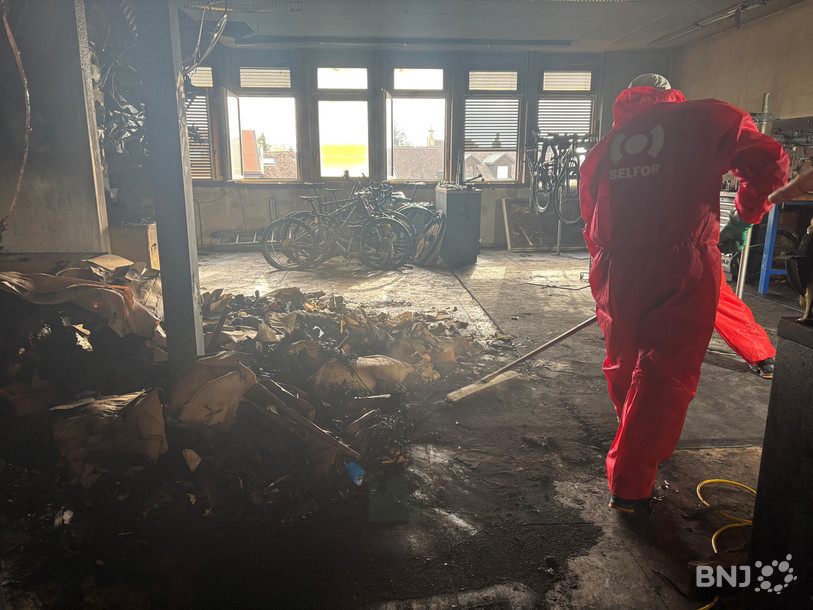 Une entreprise d’assainissement était sur les lieux de l’incendie, ce lundi. 
