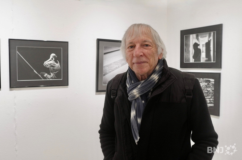 Michel Petit devant ses images de sa série « Vers la Liberté ».