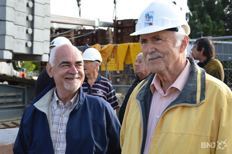 Willy Schaer (à droite), en train d'assister à la mise à l'eau du Neuchâtel en 2013, aux côtés du président de la Fondation Trivapor, Thierry Béguin. (Photo d'archives).