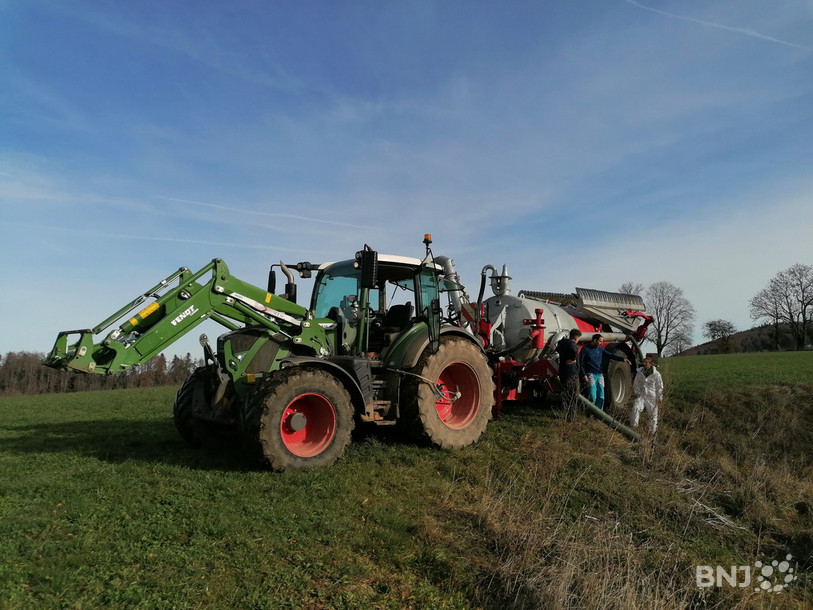 Un agriculteur a mis à disposition de l’eau pour permettre au colorant de s’infiltrer dans le sol.