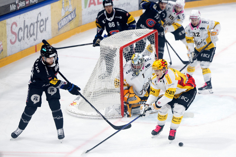 Le jeu s'est souvent déroulé devant la cage de Benjamin Conz mercredi soir. (Photo : Keystone/Peter Klauzner)