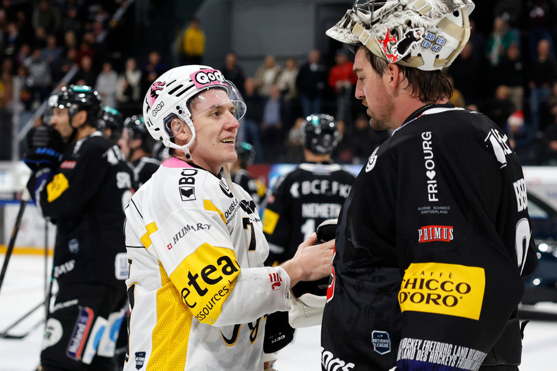 Killian Mottet, ému après son but inscrit contre son club formateur, a été chaleureusement applaudi par le public fribourgeois. (Photo : KEYSTONE/Peter Klaunzer.)