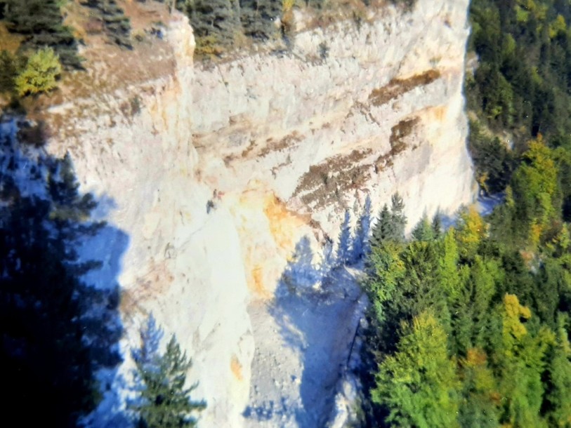 L’embouchure du tunnel sera construite là où la roche est orangée, au milieu de la photo. Sur la droite, on devine ce qui est devenu l’ancienne route. (Photo d'archives : Gilles Landry)