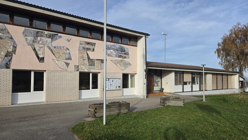 Le bâtiment qui abrite l'école, la halle de gymnastique et l'administration communale 