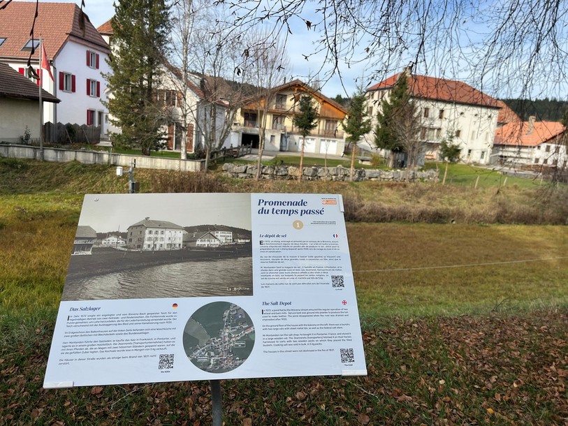Des QR-codes figurent désormais sur les panneaux de la promenade du temps passé à La Brévine. 