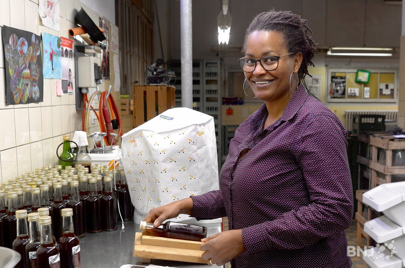 Baïlo prépare les étiquettes pour ses boissons bio.