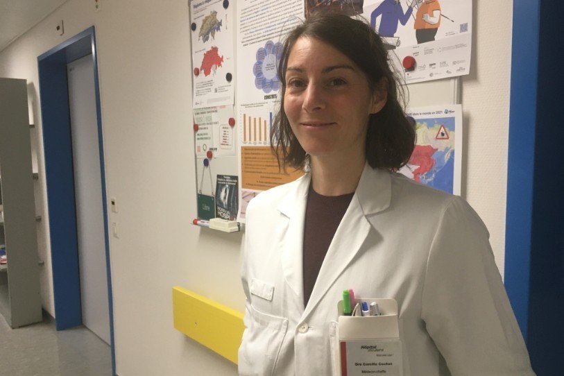 Camille Cochet, cheffe du service de gériatrie de l'H-JU, souligne l'importance de la prévention dans la problématique des chutes chez les seniors.