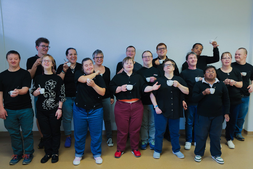 Les 16 comédiens de Pro Infirmis se réjouissent de partager le café avec leur public ! (Photo : Pro Infirmis)