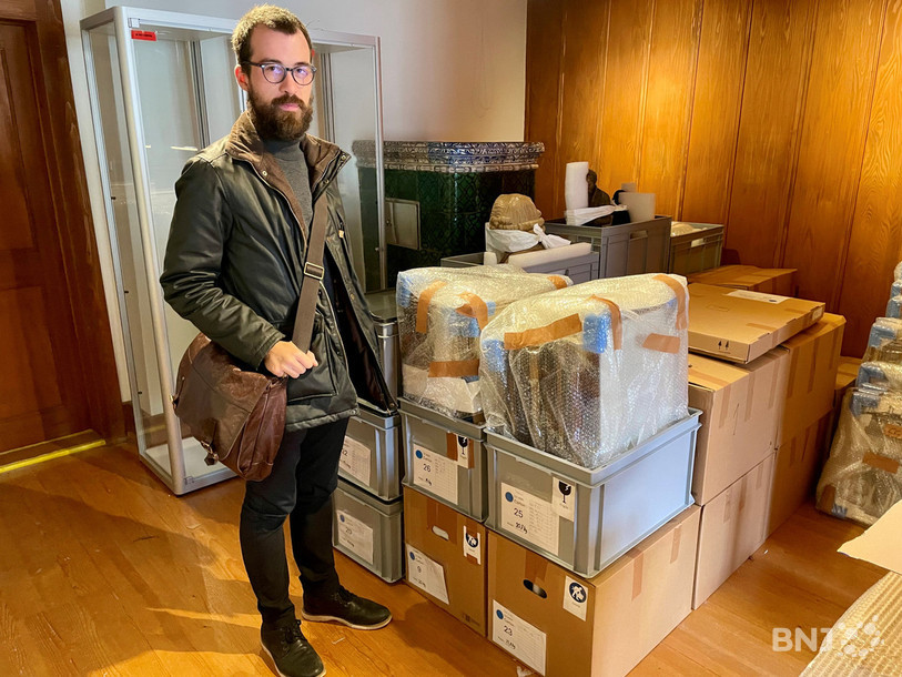 Nicolas Fiquet devant les caisses qui contiennent les objets à déménager.
