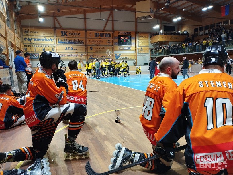 Les joueurs du SHCR ont assisté avec déception à la célébration du titre de Saylacua.