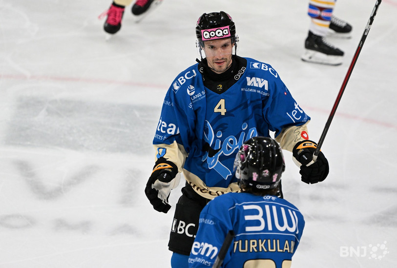 Les deux buteurs du soir Jonathan Hazen et Jerry Turkulainen se congratulent. (photo : Georges Henz)