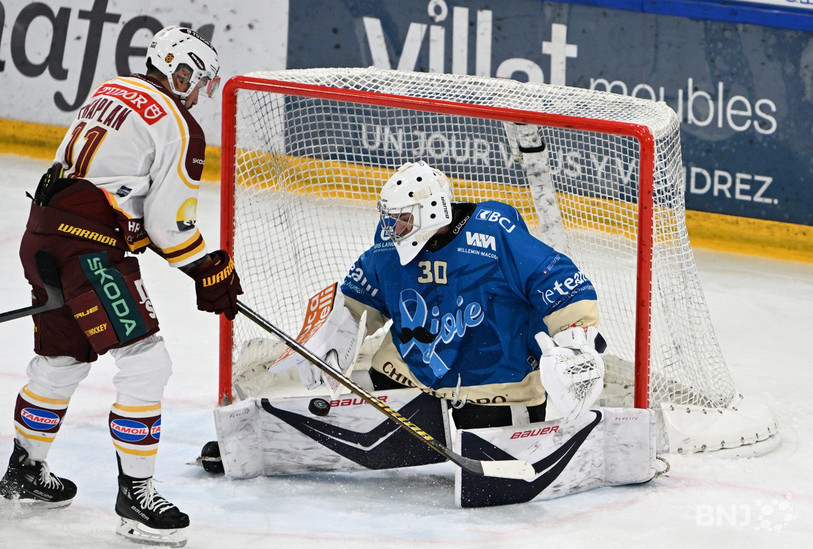 Réaliser un blanchissage pour sa première titularisation dans une nouvelle équipe : la performance réussie samedi par Antoine Keller, nouveau gardien du HC Ajoie. (photo : Georges Henz)