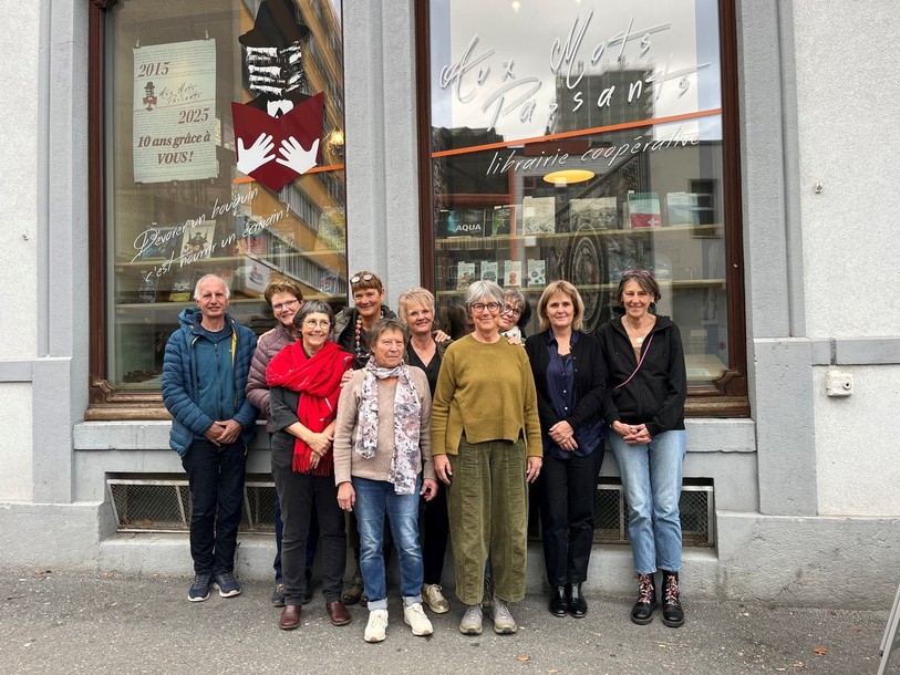 Les anciens et actuels collaborateurs bénévoles de la librairie Aux Mots Passants au Locle se sont réunis à l'occasion des 10 ans de l'établissement.