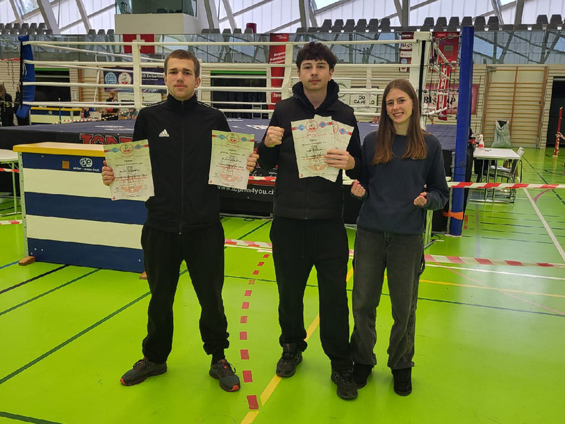 De gauche à droite : Bruno Quiquerez, Noah Buompane et Marlène Chappatte ont réalisé une belle moisson à Yverdon. (Photo : Team Fight Kickboxing Delémont).