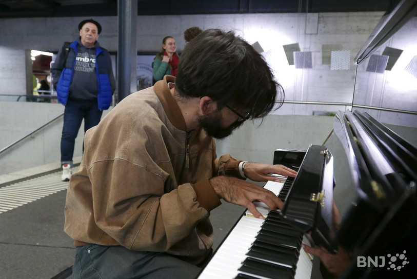  Ludovic improvise quelques notes de jazz à la gare à Delémont. 