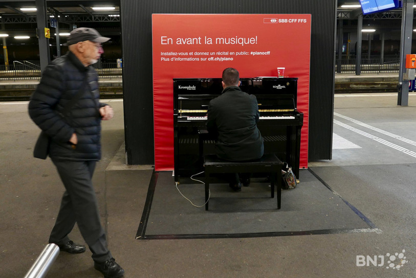 Raphaël, dos au public, interprète une sonate de Beethoven.