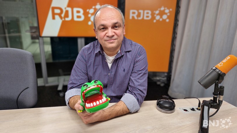 Pour déterminer qui jouera en premier, Manuel Boukhris a un outil infaillible : le Croc Dentiste. Le premier qui se fait mordre peut commencer la partie.