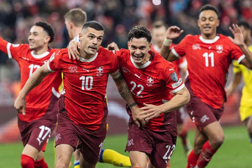 Granit Xhaka (à gauche) et Fabian Rieder (à droite) lors du deuxième but inscrit dans la rencontre face à la Suède ce samedi. (Photo : Keystone / Cyril Zingaro)