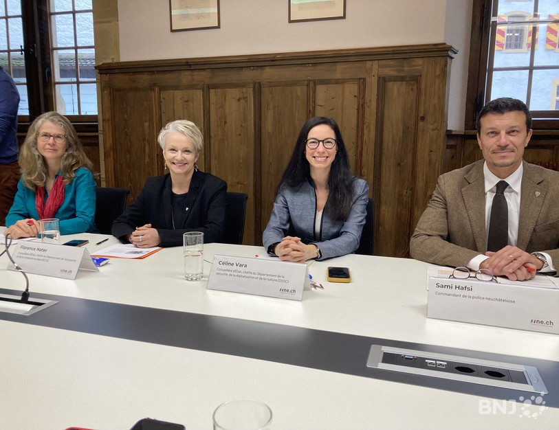 De gauche à droite: Laurence Boegli, co-cheffe de l'OPFE, les conseillères d'Etat Florence Nater et Céline Vara, ainsi que Sami Hafsi, commandant de la Police neuchâteloise ont présenté lundi le dispositif de lutte contre les violences domestiques. 