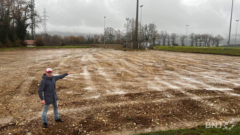 Le président de Jura Bike Park, Arnaud Maître, sur la parcelle où le décapage du terrain est déjà bien visible.
