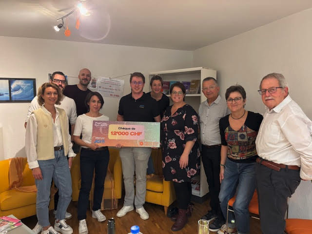 Un chèque de 12'000 francs a été remis par la Jeune chambre internationale de Porrentruy aux responsables de la Ligue jurassienne contre le cancer. (Photo : JCI Porrentruy)