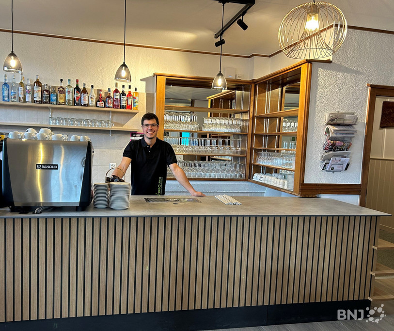 Célien Boillat, nouveau gérant de la ferme et du restaurant du Vorbourg à Delémont, dans la salle à manger entièrement rénovée.