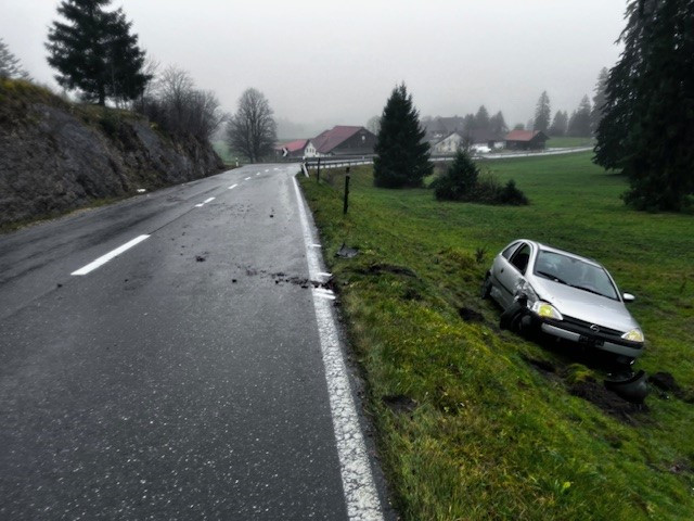 Après avoir heurté la paroi, fait un tonneau et évité de justesse un autre véhicule, la voiture s'est immobilisé dans un champ en contrebas. (Photo : Police cantonale jurassienne).
