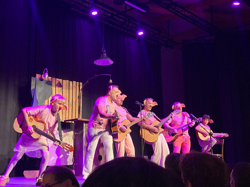 A Lajoux, des cochons s’invitent sur scène pour faire chanter la salle. (photo : FC La Courtine)