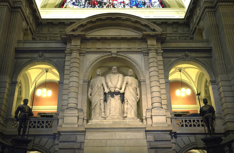Les trois Confédérés au sein du Palais fédéral. (Photo: parlement.ch)