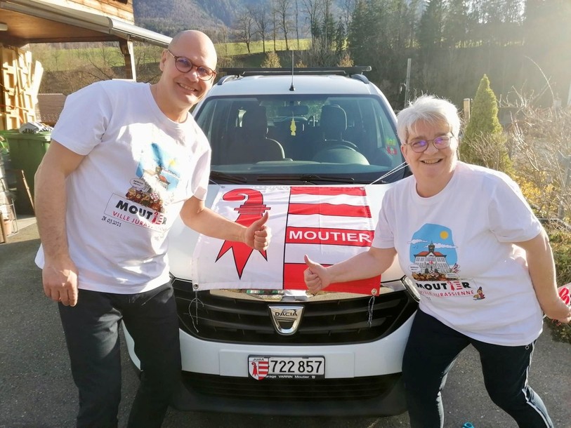 Corinne Cattin Brischoux et son mari Patrice avaient anticipé le changement de plaques après le second vote sur l'appartenance cantonale de Moutier de mars 2021. (Photo: Corinne Cattin Brischoux)